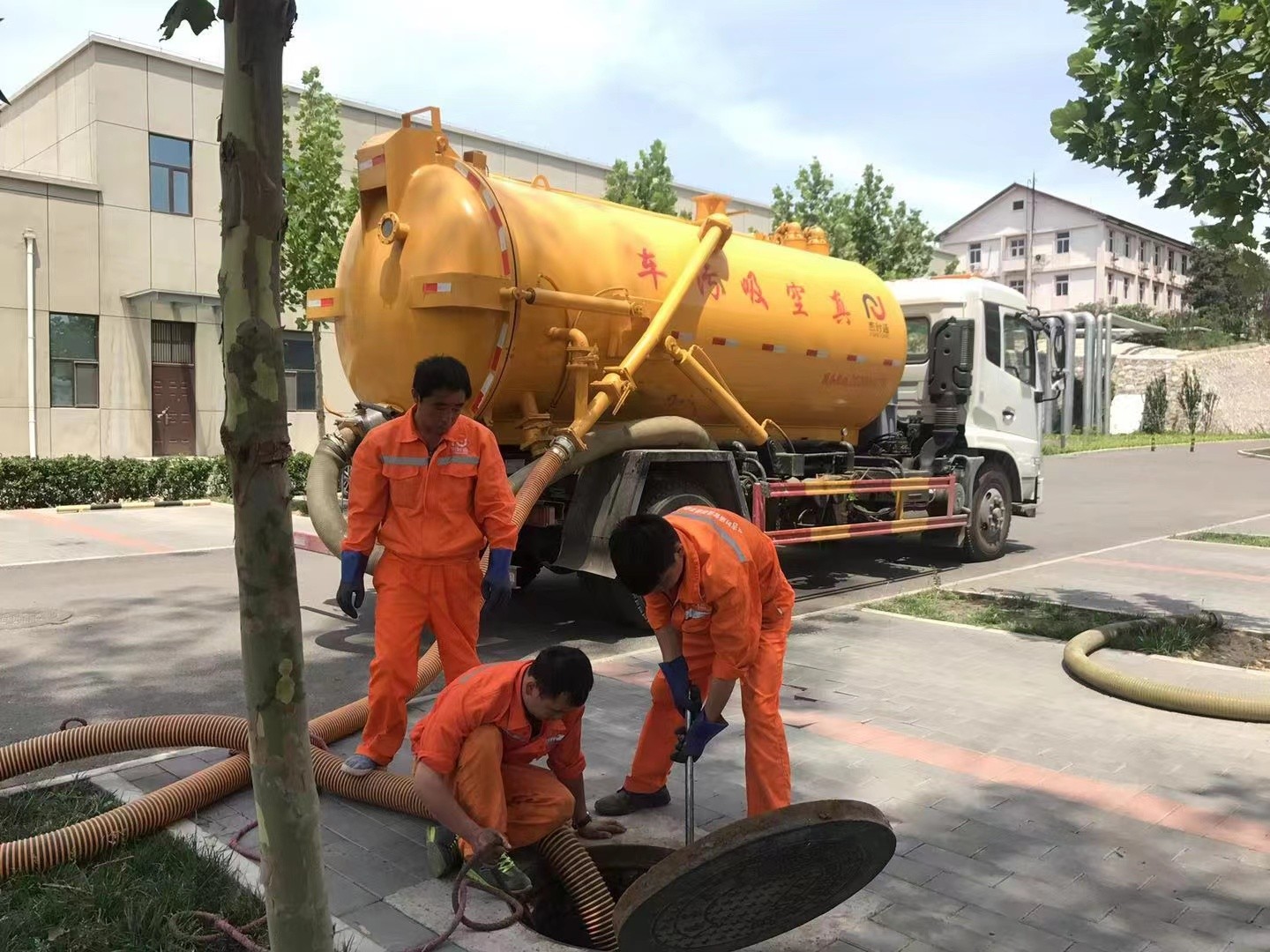 运城管道疏通车停在窨井附近